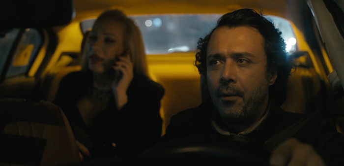 gecenin ortasinda bir taksi. A taxi in the middle of the night.